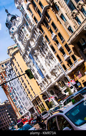 Schräger Blick auf Teil der Gran Via im Herzen von Madrid Stockfoto