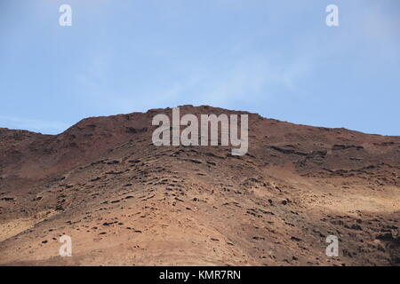 Auf der Klippe des erloschenen Vulkan Montana Roja in Playa Blanca auf Lanzarote. Stockfoto