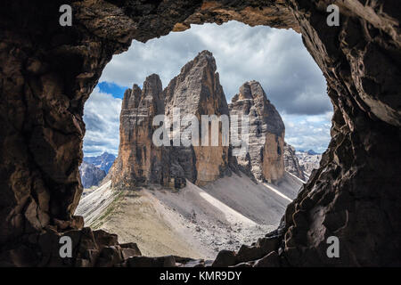 Das Tre Cime di Lavaredo Berggipfel in den Drei Zinnen Nature Park. Blick von einem Krieg Galerie von Monte Paterno. Die Dolomiten. Italienische Alpen. Europa. Stockfoto