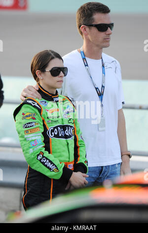 Homestead, FL - 20. NOVEMBER: Danica Patrick, Fahrer des Chevrolet #7 GoDaddy.com, steht mit ihrem Mann Paul Hospenthal vor der NASCAR Nationwide Series Ford 300 auf dem Homestead-Miami Speedway am 20. November 2010 in Homestead, Florida.Credit: MPI04/MediaPunch Stockfoto