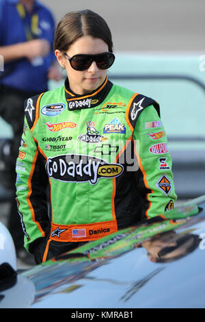 Homestead, FL - 20. NOVEMBER: Danica Patrick, Fahrer des Chevrolet #7 GoDaddy.com, steht vor der NASCAR Nationwide Series Ford 300 auf dem Homestead-Miami Speedway am 20. November 2010 in Homestead, Florida.Credit: MPI04/MediaPunch Stockfoto