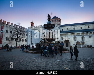 Trento, Italien - 11. November 2017: Neptunbrunnen am Cathedral Square, Trento, Italien. Stockfoto