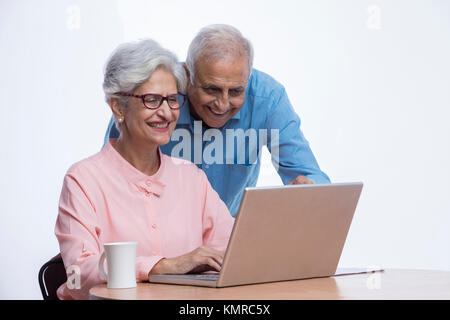 Älteres Ehepaar am Laptop zusammen suchen Stockfoto