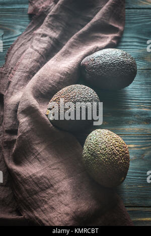 Hass Avocados auf dem hölzernen Hintergrund Stockfoto
