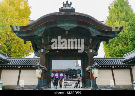 Kyoto, Nov 22: Der wunderschöne Haupttor des Higashi Hongan-ji am 22.November 2017 in Kyoto, Japan Stockfoto