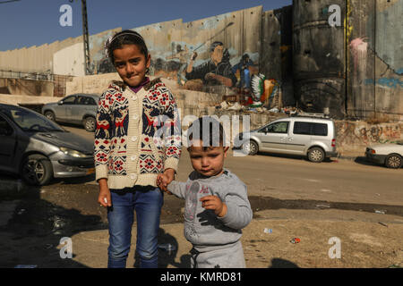 Palästinensische Kinder spielen auf israelische Trennmauer, in den besetzten Gebieten, West Bank, Palästina, in oder in der Nähe von Holly City von Bethlehem entfernt. Stockfoto