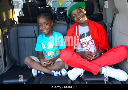 Afro-karibischen Kinder im Auto stand auf der Rosen Inn in Orlando, Florida, USA Stockfoto