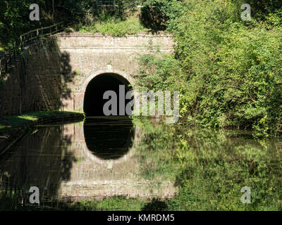 Kanal Foto zeigt den Eingang Shrewley Tunnel und seinem Spiegelbild im Wasser Stockfoto