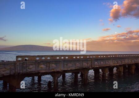 Beginn bei Sonnenaufgang vom Mala Pier mit Blick auf Lanai Auf der Insel Maui Stockfoto