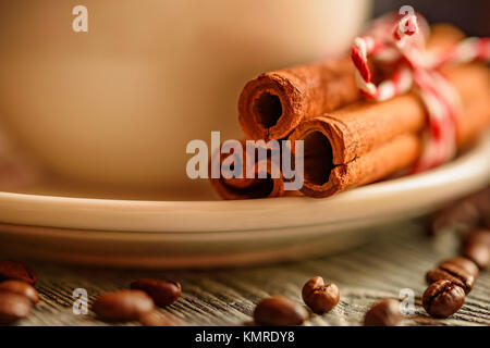Zimtstange und heiße Tasse trinken Stockfoto
