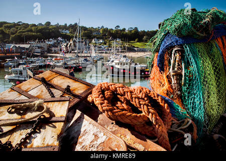 Fischernetze und Seil am Kai, der Cobb, Lyme Regis, Dorset. Stockfoto