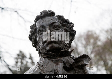 Skulptur von Alexander Puschkin in Riga, Lettland. Die Statue, von Bildhauer Alexander Tartynov, steht im Kronvalda Park. Stockfoto