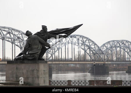 Denkmal für die Bloody Sunday Massaker in St. Petersburg am Ufer des Flusses in Riga, Lettland. Das Massaker nahm am 9. Januar 1905. Stockfoto