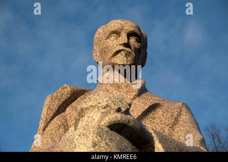 Rainis Denkmal in Riga, Lettland. Rainis war das Pseudonym von Jānis Pliekšāns (1865-1929), lettischer Dichter und Dramatiker. Stockfoto