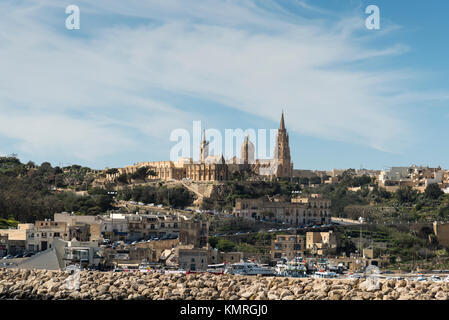 Den Hafen und Fähranleger in Mgarr auf Gozo übersicht Gebäude anda Kirche auf die Stadt und die Boote im Hafen Stockfoto