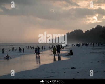 Menschen Silhouetten bei Sonnenuntergang in Radhanagar Strand, Havelock Stockfoto