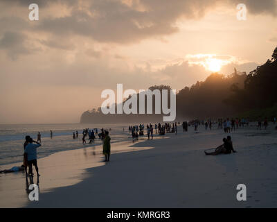 Menschen Silhouetten bei Sonnenuntergang in Radhanagar Strand, Havelock Stockfoto