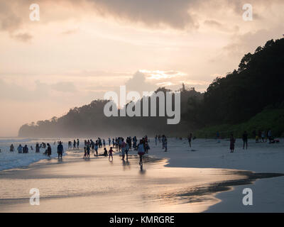 Menschen Silhouetten bei Sonnenuntergang in Radhanagar Strand, Havelock Stockfoto