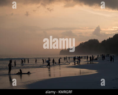 Menschen Silhouetten bei Sonnenuntergang in Radhanagar Strand, Havelock Stockfoto