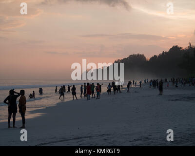 Menschen Silhouetten bei Sonnenuntergang in Radhanagar Strand, Havelock Stockfoto