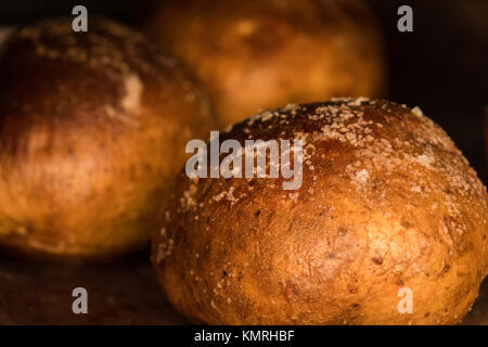 Gebackene Kartoffeln mit knusprigen Skins in Olivenöl und Salz Backen im Ofen abgedeckt Stockfoto