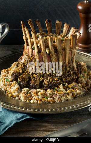 Hausgemachte Gourmet Krone Lamm mit Reis Pilav Stockfoto