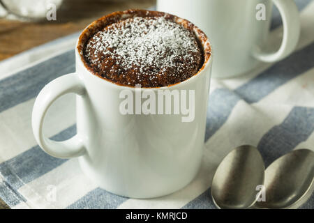 Hausgemachte Mikrowelle Schokolade Tasse Brownies mit Puderzucker Stockfoto