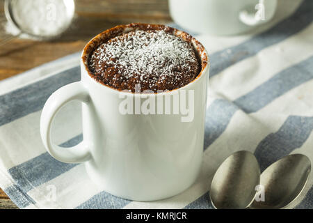 Hausgemachte Mikrowelle Schokolade Tasse Brownies mit Puderzucker Stockfoto