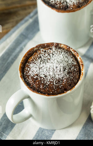 Hausgemachte Mikrowelle Schokolade Tasse Brownies mit Puderzucker Stockfoto