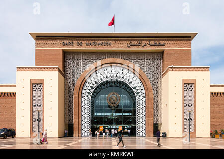 Marrakesch, Marokko - Mai 13, 2017: Die Menschen sind betreten und verlassen den Bahnhof Gare de Marrakesch Marrakesch, Marokko. Der Bahnhof war Offene Stockfoto