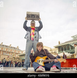 Junior Senior ein Pop Duo aus Dänemark, fotografiert Straßenmusik in Covent Garden, London, England, Vereinigtes Königreich. Stockfoto