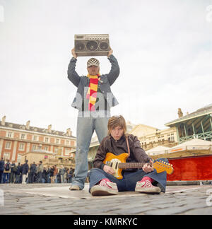 Junior Senior ein Pop Duo aus Dänemark, fotografiert Straßenmusik in Covent Garden, London, England, Vereinigtes Königreich. Stockfoto