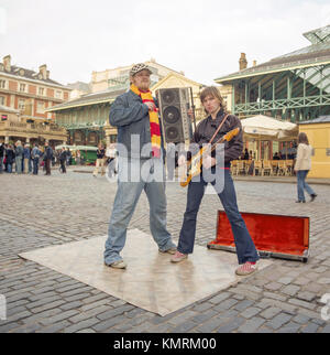 Junior Senior ein Pop Duo aus Dänemark, fotografiert Straßenmusik in Covent Garden, London, England, Vereinigtes Königreich. Stockfoto