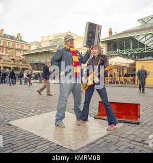 Junior Senior ein Pop Duo aus Dänemark, fotografiert Straßenmusik in Covent Garden, London, England, Vereinigtes Königreich. Stockfoto