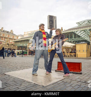 Junior Senior ein Pop Duo aus Dänemark, fotografiert Straßenmusik in Covent Garden, London, England, Vereinigtes Königreich. Stockfoto