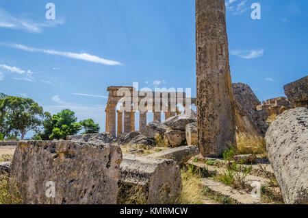 Tempel und Gebäude der Akropolis im Archäologischen Park Selinunte Stockfoto