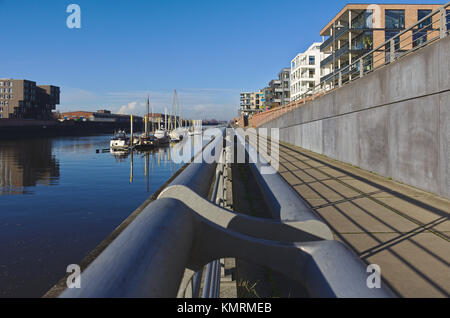 Blick aufs Wasser der Europa Hafen in Bremen, Deutschland mit angelegten Segelyachten und modernen Büro- und Luxus Apartment Gebäuden Stockfoto