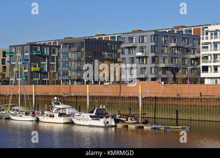 Blick aufs Wasser der Europa Hafen in Bremen, Deutschland mit angelegten Segelyachten und modernen Büro- und Luxus Apartment Gebäuden Stockfoto