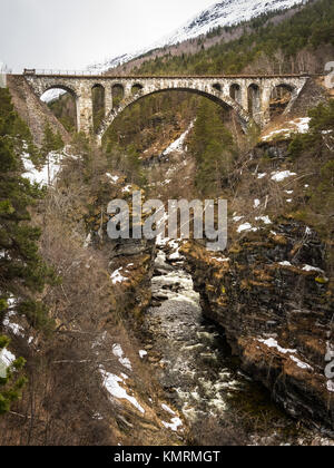 Arch steinerne Brücke Kylling über Rauma Fluss, Verma in Romsdalen in Norwegen, April 2017 Stockfoto