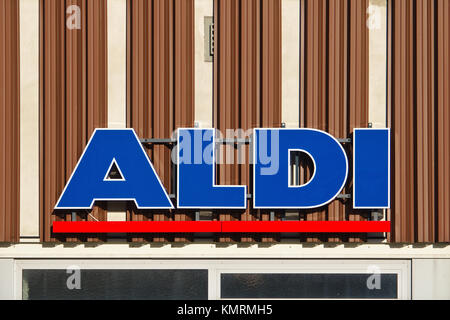 Bremen, Deutschland - 25. November 2017 - Die großen blauen und roten Logo an der Fassade der Aldi Store im Europa Hafen Stockfoto