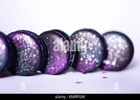 Ultra Violet macarons mit Platz Muster in einer Zeile Stockfoto