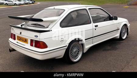 Drei Viertel Rückansicht eines 1987 Ford Sierra RS 500, auf Anzeige im Club Zone der Silverstone Classic 2017 Stockfoto