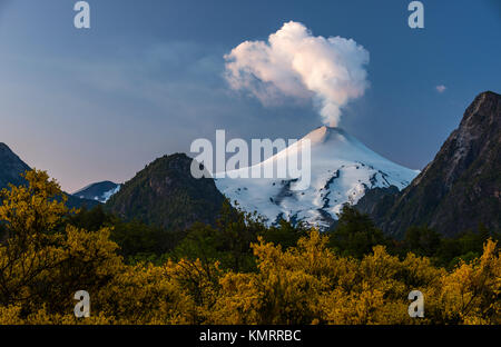 Volcán Villarrica / Villarrica Vulkan. El volcán Villarrica es uno de los volcanes más peligrosos de Chile, se encuentra en la región de la Araucania. Stockfoto