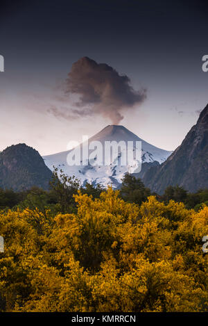 Volcán Villarrica / Villarrica Vulkan. El volcán Villarrica es uno de los volcanes más peligrosos de Chile, se encuentra en la región de la Araucania. Stockfoto