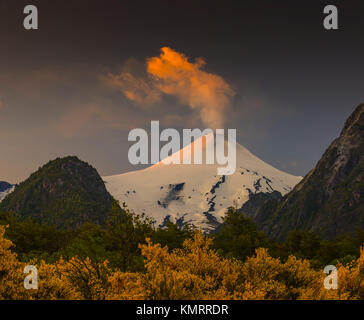 Volcán Villarrica / Villarrica Vulkan. El volcán Villarrica es uno de los volcanes más peligrosos de Chile, se encuentra en la región de la Araucania. Stockfoto