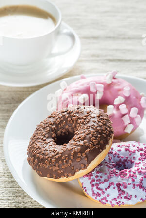 Tasse Kaffee und Donuts Stockfoto