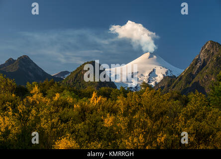 Volcán Villarrica / Villarrica Vulkan. El volcán Villarrica es uno de los volcanes más peligrosos de Chile, se encuentra en la región de la Araucania. Stockfoto