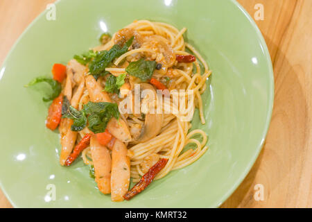Stir-Fried Spaghetti mit Olivenöl, Knoblauch, getrocknete Chilis und knusprigem Speck Stockfoto