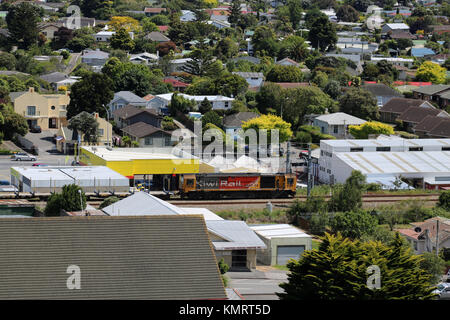 KiwiRail diesel-elektrischen Lokomotive Nummer 9158 durch Paraparaumu mit einem Güterzug auf der North Island Main Trunk line in Neuseeland. Stockfoto