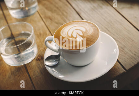 Nahaufnahme des Barista Kaffee mit Milchschaum Kunst Stockfoto